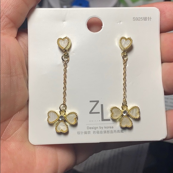 Jewelry - Pearly white mini heart statement earrings